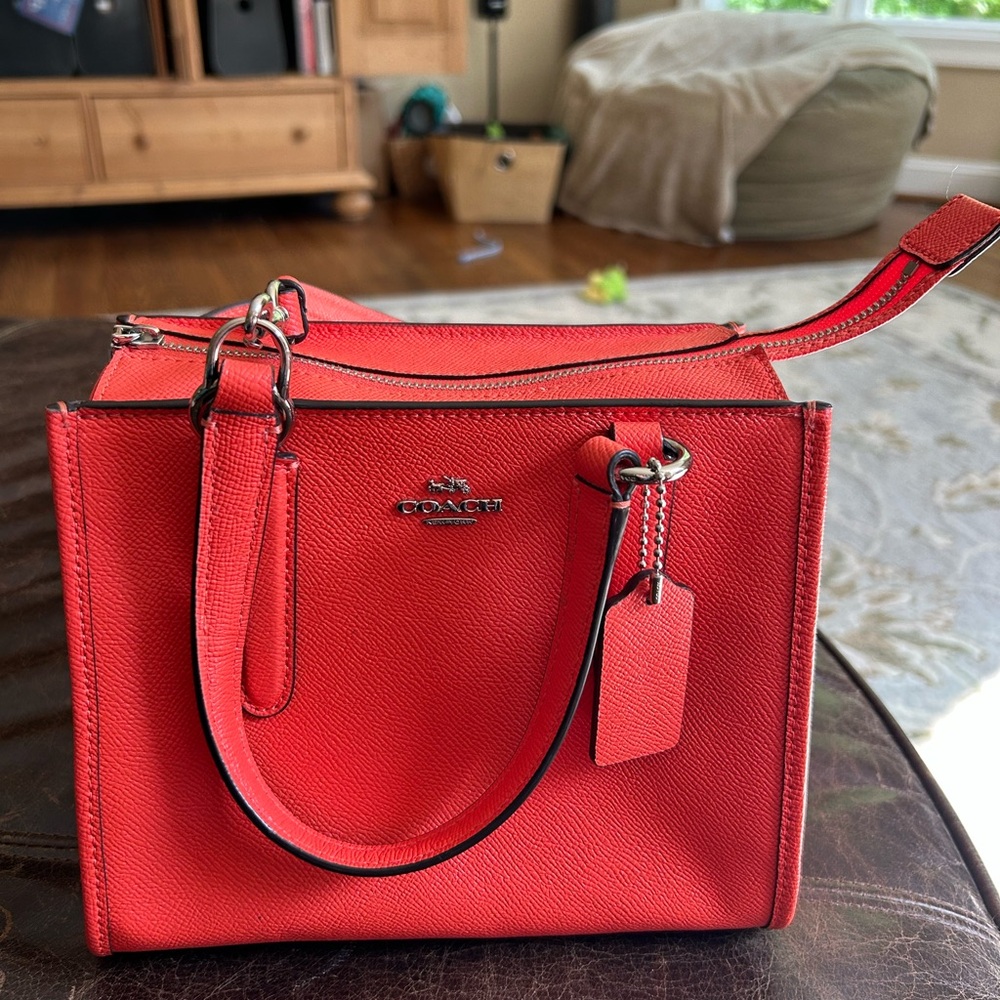 Coach like new Salmon Leather Handbag